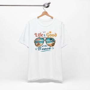 La vita è bella in spiaggia, maglietta estiva retrò, regalo per gli amanti della spiaggia, maglietta per le vacanze, maglietta grafica da donna, outfit estivo immagine 2