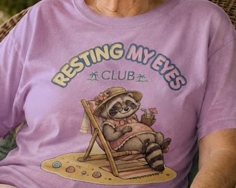 Maglietta "Resting My Eyes Club", maglietta divertente con procione in spiaggia, regalo per la nonna, regalo di pensionamento, maglietta per il pisolino, maglietta divertente con animali da donna