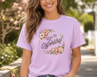 Comfort Colors, T-shirt floreale "She Is Worthy", maglietta da donna cristiana, maglietta con scritta "Faith", maglietta boho con fiori, maglietta motivazionale, maglietta regalo per la mamma