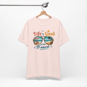La vita è bella in spiaggia, maglietta estiva retrò, regalo per gli amanti della spiaggia, maglietta per le vacanze, maglietta grafica da donna, outfit estivo immagine 3