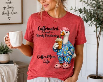 Maglietta divertente con oca, colori confortevoli, maglietta "Caffeinated and Barely Functioned", maglietta "Coffee Mom Life", maglietta "Iced Coffee Mama",