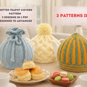 Puede incluir: Tres cubiertas de tetera tejidas en azul, amarillo y verde, cada una cubriendo una tetera blanca. La cubierta azul tiene un cierre de cordón. La cubierta amarilla tiene un pompón. La cubierta verde y naranja tiene rayas verticales. El texto dice "3 PATTERNS IN 1".