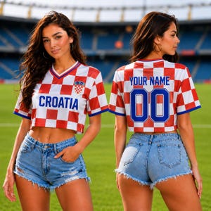 Puede incluir: Camiseta de fútbol de Croacia con un patrón de cuadros rojos y blancos. La camiseta tiene cuello en V, ribetes azules y la palabra "CROATIA" en azul. La parte trasera de la camiseta tiene el texto "YOUR NAME" y el número "00" en azul.