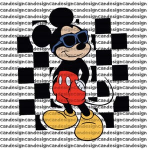 Pu&ograve; includere: Un'illustrazione di Topolino con occhiali da sole blu, pantaloncini rossi e scarpe gialle. Lo sfondo presenta un motivo a scacchiera in bianco e nero e il testo ripetuto "candesign".