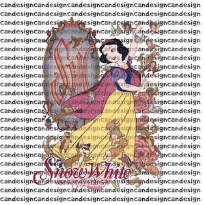 Può includere: Un'illustrazione colorata di Biancaneve, circondata da animali della foresta e uccelli. Indossa un abito giallo, un top blu e un mantello rosa. L'immagine include il testo "Snow White" e "Seven Dwarfs Design".