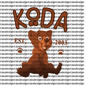 Puede incluir: Un oso de dibujos animados marrón con la palabra "KODA" encima. El oso está sonriendo y tiene el texto "EST 2003" debajo. El fondo está lleno de las palabras "candesign".