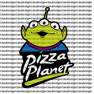 Peut inclure: Un extraterrestre vert à trois yeux, portant une chemise bleue et un col violet. L'image présente le texte "Pizza Planet" dans une police stylisée, avec un design jaune et noir, pour les produits dérivés.