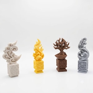 Può includere: Quattro statuette decorative su piedistalli quadrati con intricati motivi in rilievo. La prima è una forma di nuvola grigio chiaro, la seconda una fiamma giallo brillante, la terza un albero marrone e la quarta un'onda color argento metallizzato.