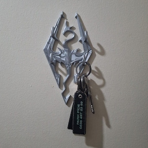 Skyrim Inspired Dragon Emblem Key Holder – Wall Mounted Key Rack with 4 Hooks – Fantasy Gamer Decor – Elder Scrolls Style Gift