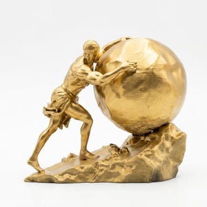 Peut inclure: Une figurine de couleur dorée représentant une silhouette musclée poussant un grand objet sphérique tout en se tenant sur une base rocheuse texturée. La silhouette est montrée dans une posture dynamique et penchée avec les bras étendus.