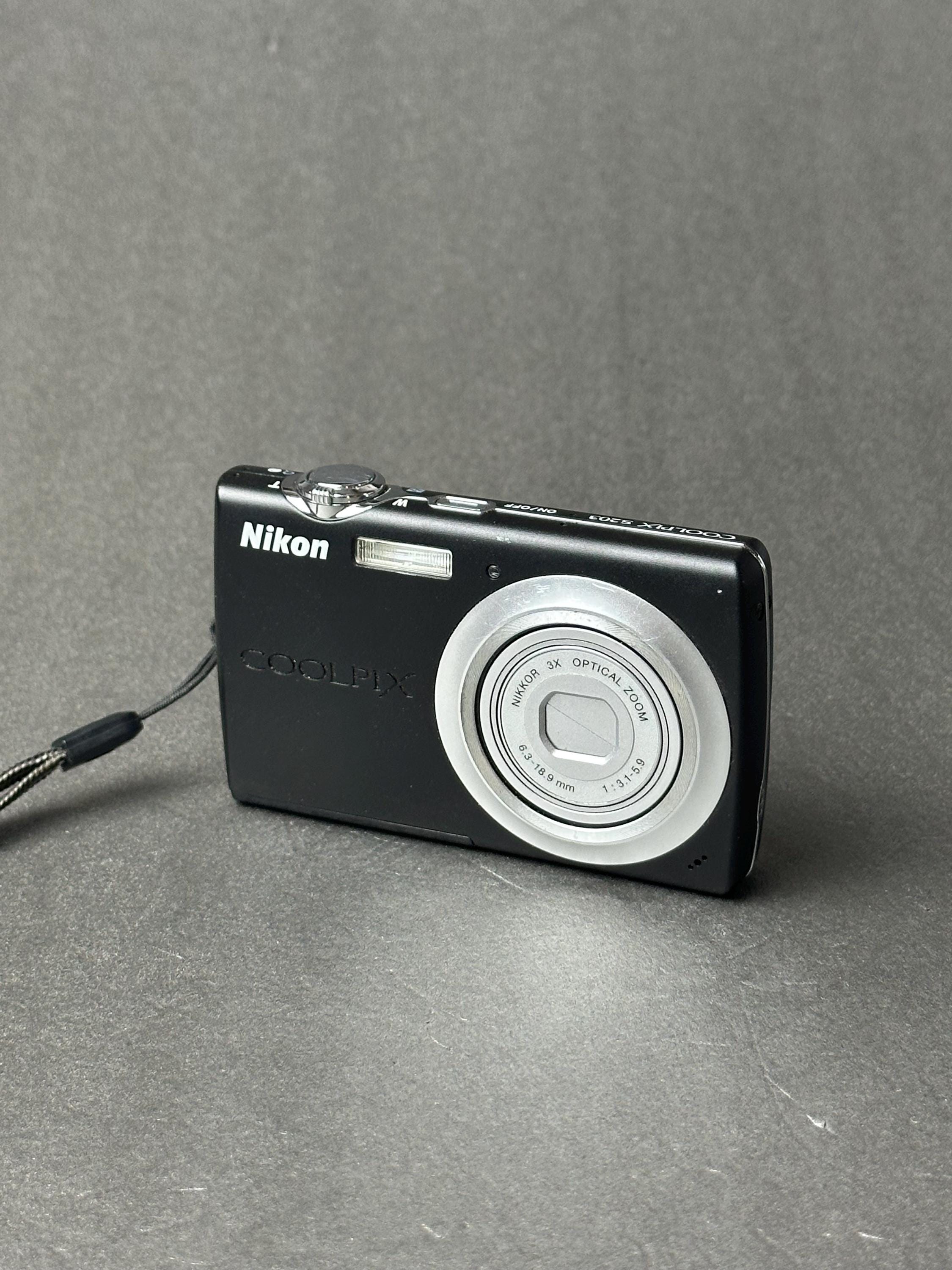 Nikon COOLPIX S203 デジタルカメラ Nikon Coolpix S203 Digital Camera Compact CCD Camera Silver Tested