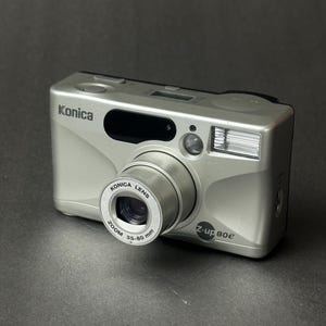 Cámara de película Konica Z-up 80e de 35 mm, compacta, con zoom, de apuntar y disparar. Probada y en funcionamiento.