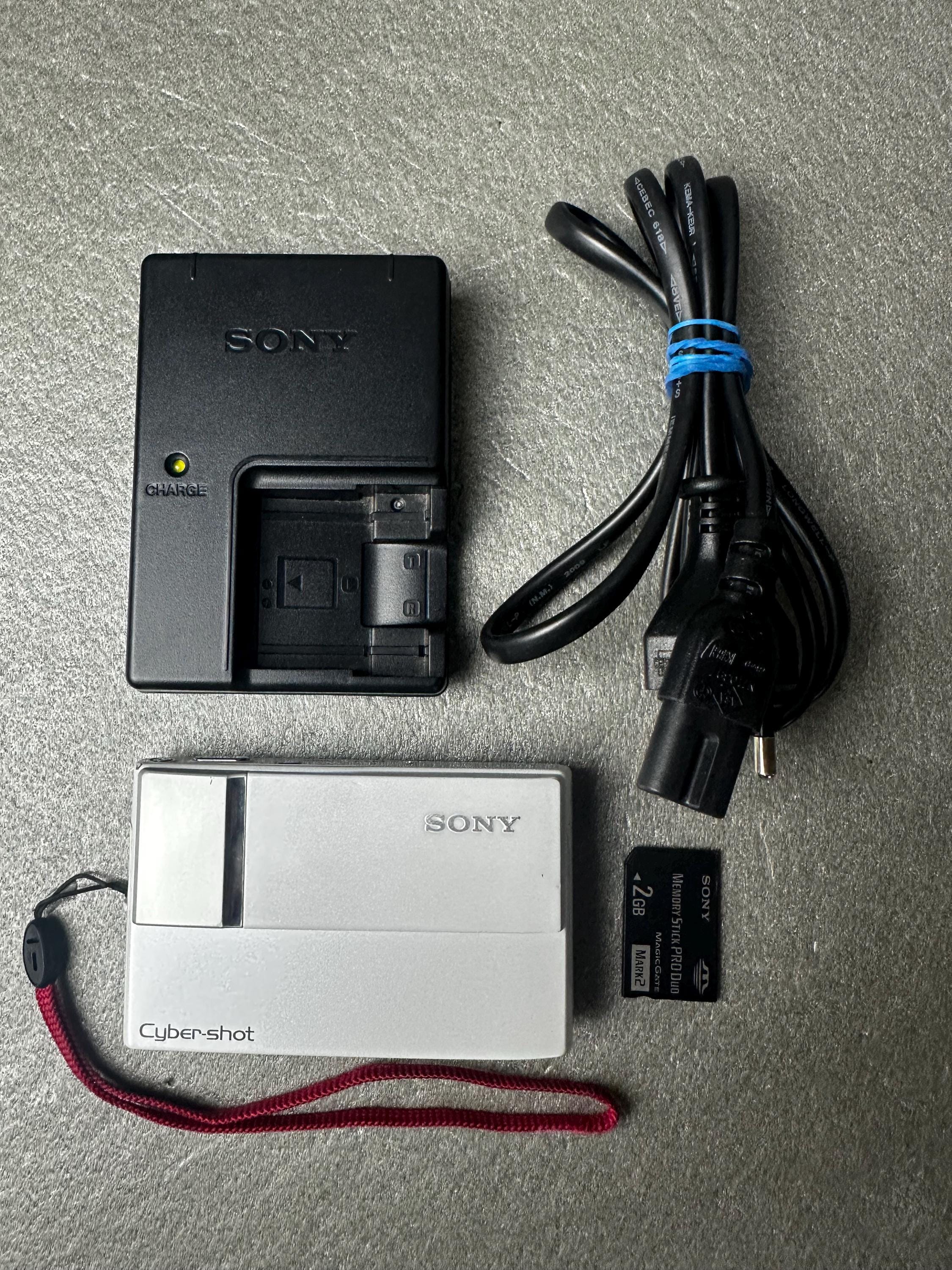 Sony Cyber-shot DSC-T10 Digital Camera Carl Zeiss CCD Digicam