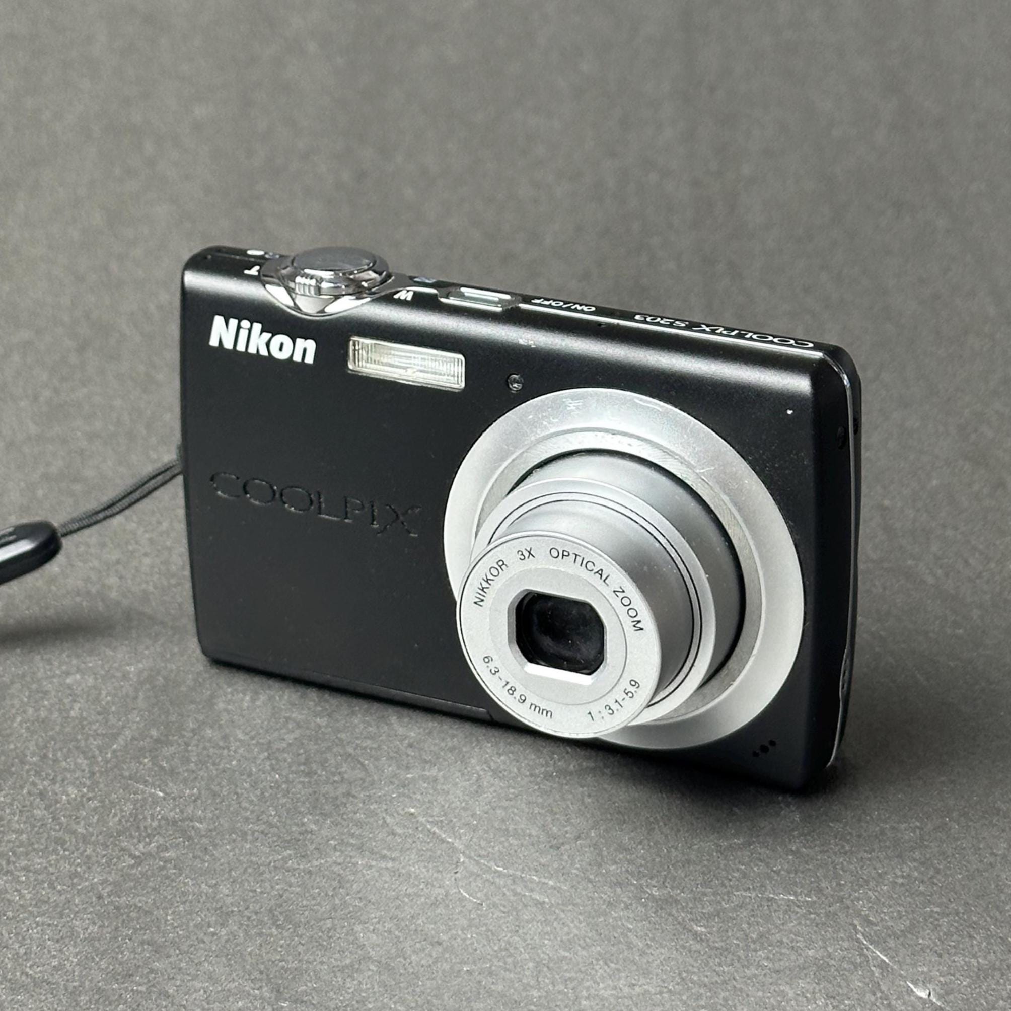 Nikon Coolpix S203 Digital Camera Compact CCD Camera Silver Tested