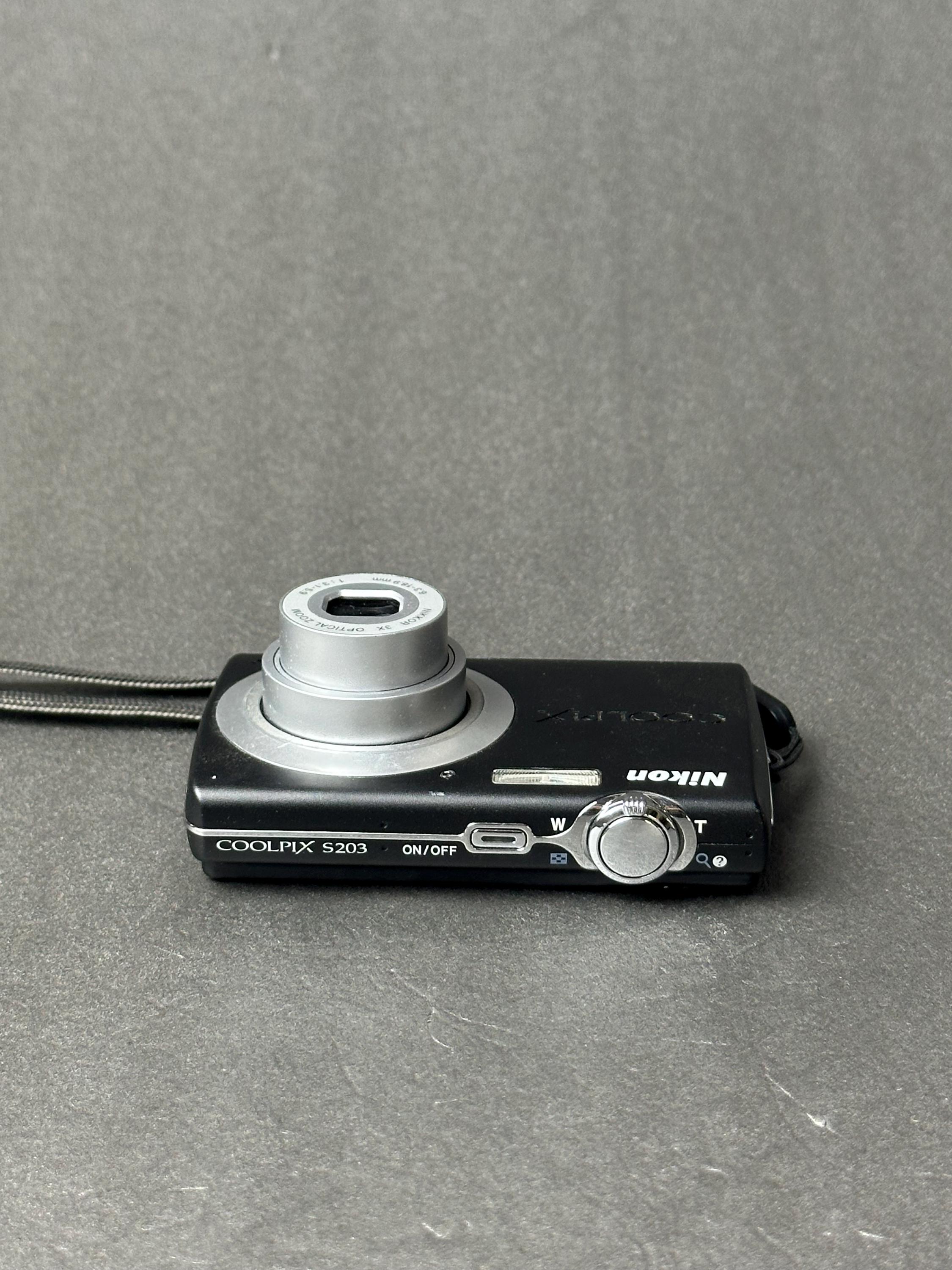 Nikon Coolpix S203 Digital Camera Compact CCD Camera Silver Tested
