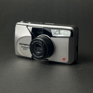 Getestete Olympus Superzoom 800S 35-mm-Filmkamera, Olympus Zoom-Kompaktkamera im Vintage-Stil