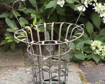 Vintage grön hängande korg i metalltråd | Cottagecore trädgårdsplantering | Rustik lantlig blomkorg | Fransk lantlig växthållare