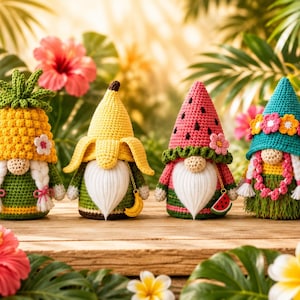 Peut inclure: Quatre gnomes au crochet avec des chapeaux sur le thème des fruits : ananas, banane, pastèque et un chapeau turquoise avec des fleurs. Chaque gnome a une barbe blanche. Sur fond tropical avec fleurs et feuillage.