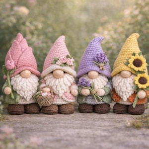 Könnte beinhalten: Vier handgefertigte gehäkelte Zwerge mit unterschiedlichen Hüten und Accessoires. Die Zwerge haben weiße Bärte und braune Schuhe. Einer hält eine Rose, ein anderer einen Blumenkorb, ein dritter Lavendel und der letzte Sonnenblumen. Auf einer Holzoberfläche.