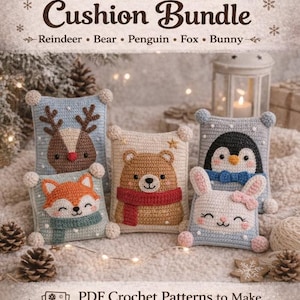 Può includere: Un set di cinque cuscini a forma di animali all'uncinetto: renna, orso, pinguino, volpe e coniglio. Ogni cuscino, di circa 30 x 30 cm, presenta un volto di animale dettagliato. L'immagine include il testo: "Winter Animal Cushion Bundle" e "5 Adorable Cushions."