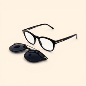 Peut inclure: Des lunettes noires avec une fixation solaire à clipser. Les lunettes ont une monture ronde classique avec des verres clairs. Les lunettes de soleil à clipser sont sombres et de forme ovale, un accessoire pratique.