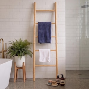 Perchero rústico para mantas, escalera con acabado de madera mate, almacenamiento para espacios pequeños.