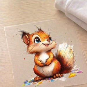 Könnte beinhalten: Eine skurrile Illustration eines Cartoon-Eichhörnchens mit orangefarbenem und weißem Fell, blauen Augen und einem buschigen Schwanz. Das Eichhörnchen lächelt und hat die Pfoten zusammen. Bunte Farbspritzer befinden sich am unteren Rand. Das Kunstwerk befindet sich auf einer transparenten, quadratischen Oberfläche.