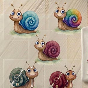Könnte beinhalten: Aquarellillustrationen von Cartoon-Schnecken mit lächelnden Gesichtern und bunten Gehäusen. Die Schnecken haben braune Körper und sind vor einem neutralen Hintergrund platziert. Die Gehäuse sind in verschiedenen Farben gehalten, darunter Blau, Regenbogen und Burgunderrot.