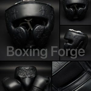 Puede incluir: Juego de casco y guantes de boxeo negros. El casco y los guantes son de cuero y presentan un diseño de cruz. El texto "Boxing Forge" es visible en la imagen. El conjunto está diseñado para el entrenamiento y la competición de boxeo.