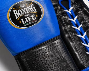 Guantes de boxeo No Boxing No Life azules y negros, guantes de sparring, par de 8-18 oz. Se venden en pares y están diseñados para entrenamiento de boxeo, sparring y trabajo con manoplas.