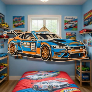 Könnte beinhalten: Wanddekoration aus Holz in Form eines Rennwagens. Das Auto ist blau und orange mit schwarzen Details. Das Auto hat einen Spoiler und hängt in einem Kinderzimmer mit Rennwagen-Dekor.