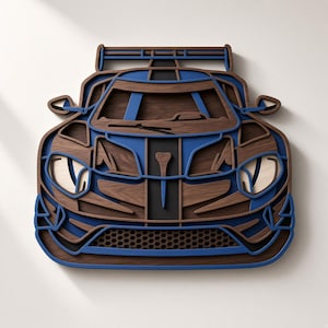 Può includere: Un'opera d'arte da parete in legno a strati che raffigura la vista frontale di un'auto sportiva. Il design presenta texture in legno marrone scuro a contrasto con vivaci accenti blu, una striscia centrale nera e una griglia inferiore con motivo a nido d'ape.