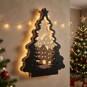 Puede incluir: Decoración de pared de madera con forma de árbol de Navidad. La capa exterior es negra, con un interior de madera más clara con casas y estrellas recortadas. Se ilumina con luces blancas cálidas, creando un ambiente festivo.