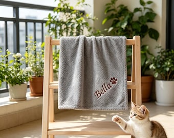 Manta personalizada para mascotas, con el nombre del perro o gato. Regalo de cumpleaños ideal para mascotas.