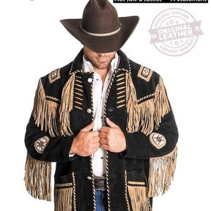 Könnte beinhalten: Schwarze Lederjacke mit beigefarbenen Fransen und dekorativen Nähten. Die Jacke hat einen braunen Cowboyhut und den Text "Wear the Legacy of the West". Die Jacke ist mit "Original Leather" gekennzeichnet.