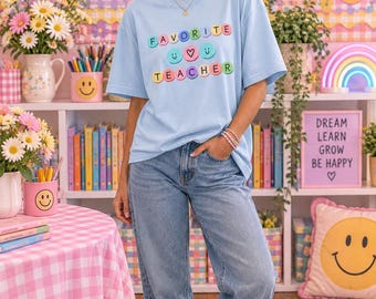 Lieblingslehrer-T-Shirt | Pastellfarbene Buchstaben, niedliches Smiley-Design