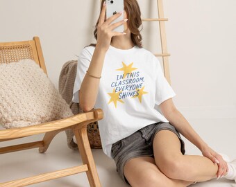 In diesem Klassenzimmer glänzt jeder – T-Shirt | Lehrer-Wertschätzungs-Shirt, Design „Klassenzimmersterne“