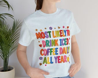 T-Shirt „Trinkt wahrscheinlich das ganze Jahr über täglich Eiskaffee“ | Buntes Retro-T-Shirt mit Text