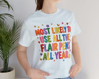 T-Shirt „Wer wird wohl das ganze Jahr über alle Flair-Stifte benutzen?“ | Bunte, niedliche Typografie