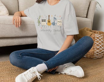 Niedliches T-Shirt mit Musikinstrumenten-Illustration | Klavier- und Gitarrennoten im Violinschlüssel