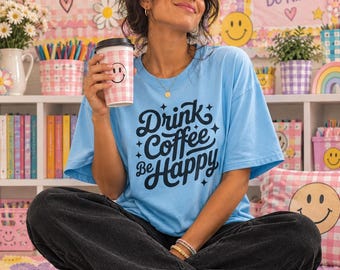 „Trink Kaffee, sei glücklich“-T-Shirt | Retro-T-Shirt mit Kaffee-Zitat in Schreibschrift