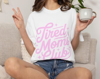 Müde Mütter Club T-Shirt | Pink Script Typografie