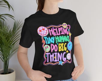 T-Shirt „Kleine Menschen Großes vollbringen“ | Niedliches pastellfarbenes Smiley-Motiv