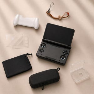 以下が含まれることがあります： デュアルスクリーンデザインの黒い携帯ゲーム機、白いコントローラーグリップ、茶色のリストストラップ、黒い巾着袋、黒いジッパー付きキャリングケース、2枚の透明なスクリーンプロテクター、および小さな透明なプラスチック製収納ケース。