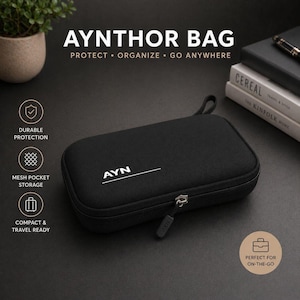 Puede incluir: Bolsa Aynthor negra con cierre de cremallera y asa pequeña. La bolsa tiene el texto "AYNTHOR BAG" y las palabras "PROTECT • ORGANIZE • GO ANYWHERE" impresas. La bolsa es compacta y lista para viajar.