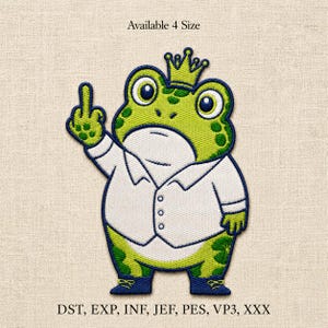 Peut inclure: Écusson brodé représentant une grenouille de dessin animé portant une couronne et une chemise blanche, faisant un doigt d'honneur. La grenouille est verte avec des taches vert foncé et des accents bleus. Le texte en haut indique "Available 4 Size".