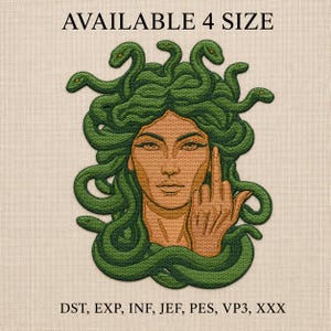 Peut inclure: Écusson brodé représentant Méduse avec des serpents verts en guise de cheveux, un visage bronzé et une main faisant un geste obscène. Le texte "AVAILABLE 4 SIZE" est en haut. En bas de l'image se trouvent les lettres "DST, EXP, INF, JEF, PES, VP3, XXX".