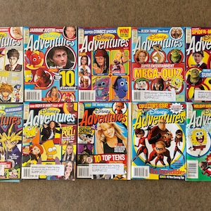 Può includere: Una collezione di riviste Disney Adventures, con vari personaggi e temi. Le copertine presentano colori vivaci e immagini di film e programmi TV animati popolari, tra cui Spider-Man e SpongeBob.