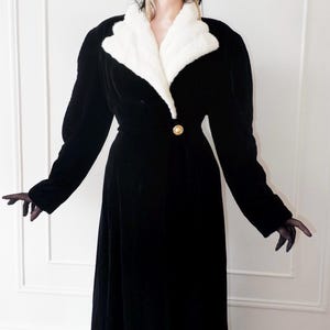 Vintage 50&#39;s Lord & Taylor Black Velvet Opera Coat with Ermine Fur Collar (Small)