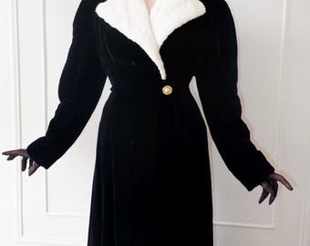 Vintage 50&#39;s Lord & Taylor Black Velvet Opera Coat with Ermine Fur Collar (Small)